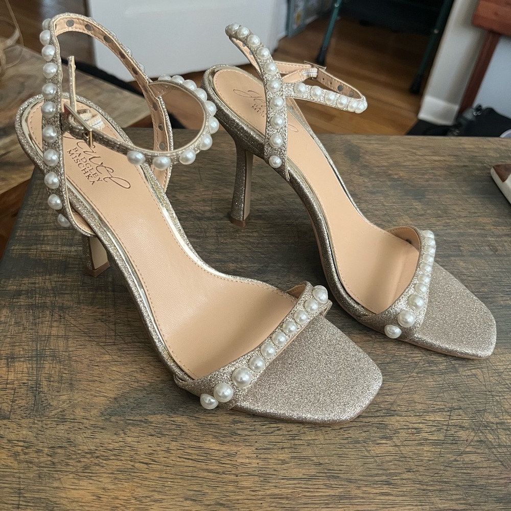 Jewel by Badgley Mischka champagne heels